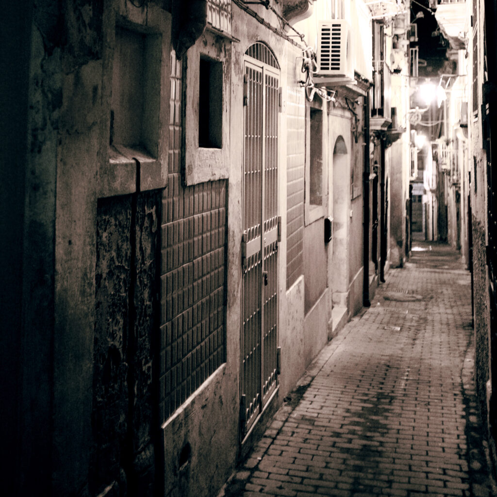 Narrow backstreet in Ortygia, Syracuse, Sicily, Italy.