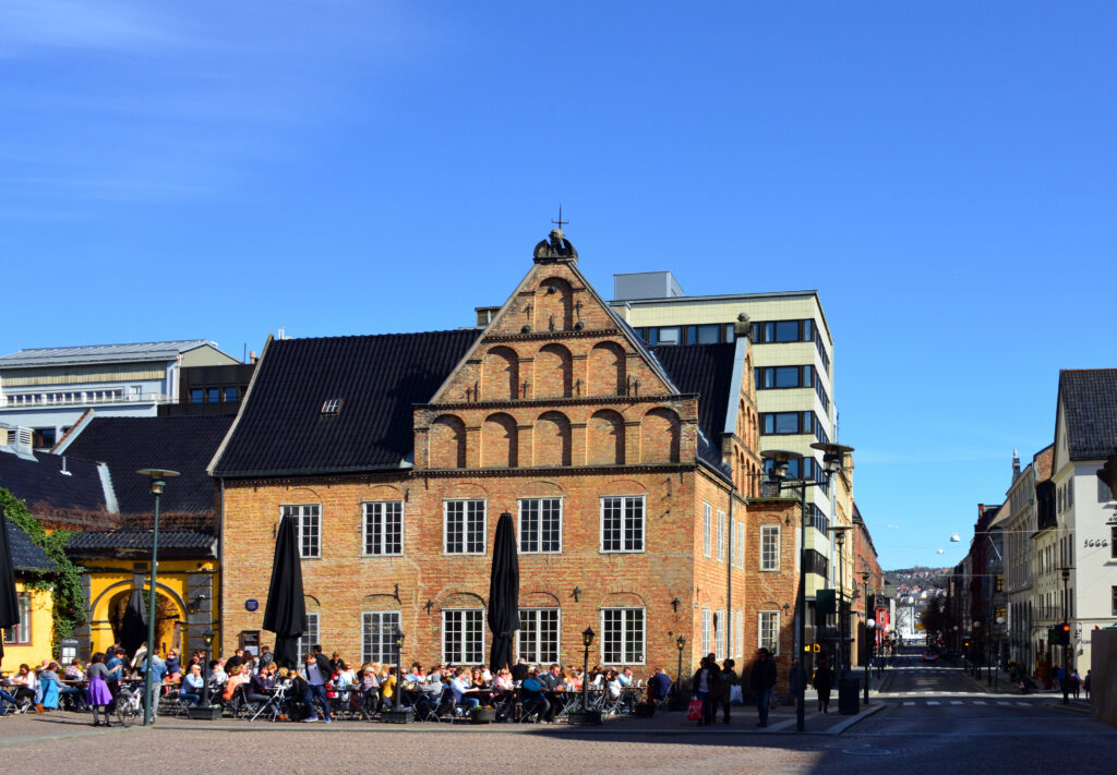 Oslo, Norway: Rådmannsgården (alderman's building), the oldest preserved building in the old Christiania, made of imported Dutch brick - the building has steep roof with high gables with blind arcades - Currenty hosts the Oslo Art Society - Christiania Torv, Rådhusgata and  Nedre Slottsgate - Kvadraturen area.